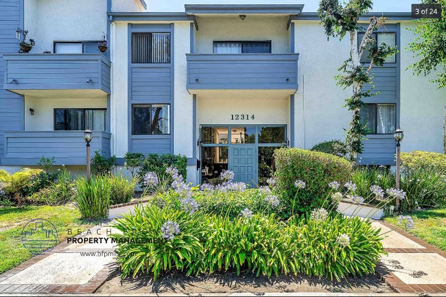 Building Photo - 12314 Moorpark St