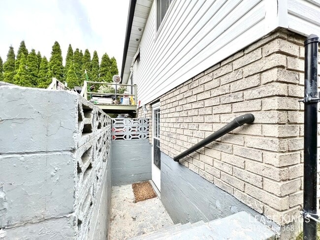 Building Photo - Updated 2 Bed 1 Bath Lower w Private Entra...