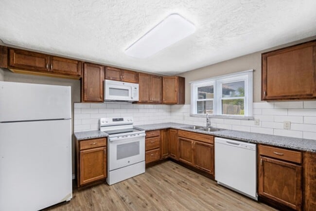 Building Photo - Newly Renovated 3/1 for Only 900 Per Month