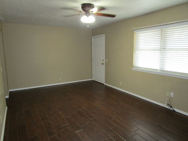 Building Photo - Move in Ready 3 or 4 bedroom