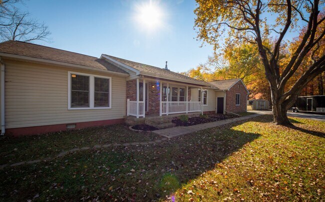 Foto del edificio - Beautifully renovated one-level 4 bed/3 bath rancher with 2-car garage