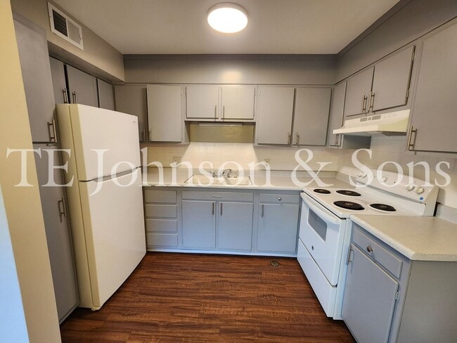 Building Photo - 2 Bedroom Salem View Apartment!