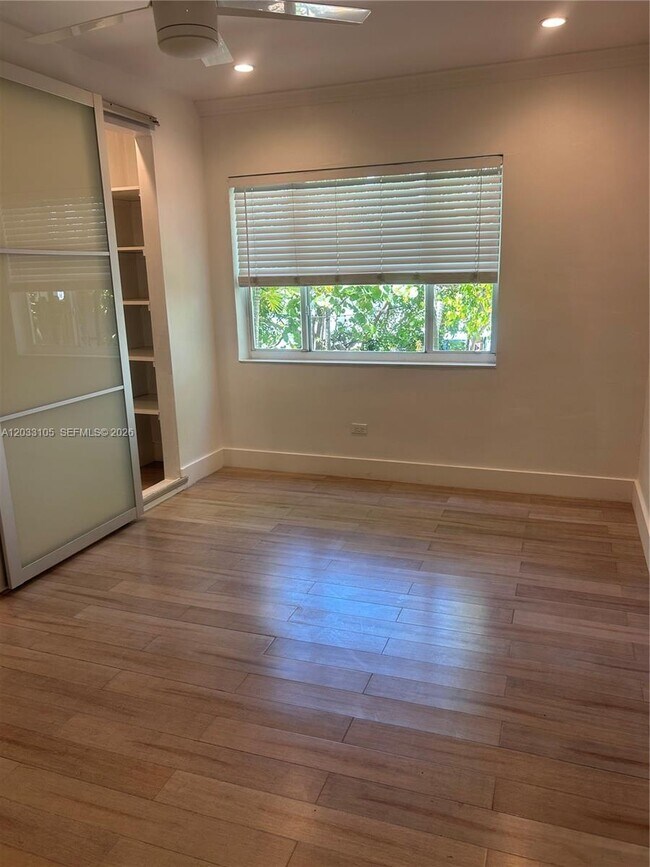 Foto del edificio - 8200 Byron Ave