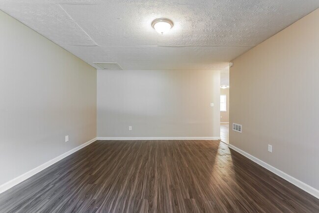 Foto del edificio - 8373 Warren Dr
