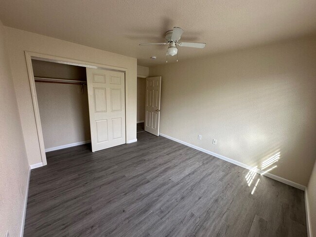 Building Photo - Updated Duplex Unit Move-In Ready