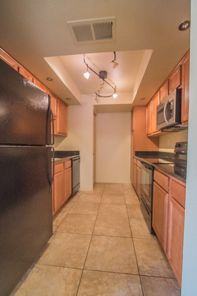 Foto del edificio - Upgraded Condo near Oldtown