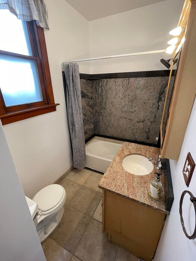 Building Photo - 104 E 23rd St