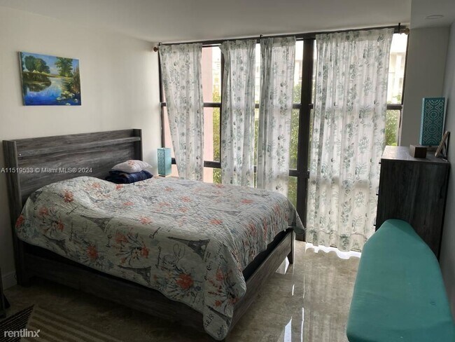 Foto del edificio - 3 br, 2.5 bath House - 17021 N Bay Rd Apt 402