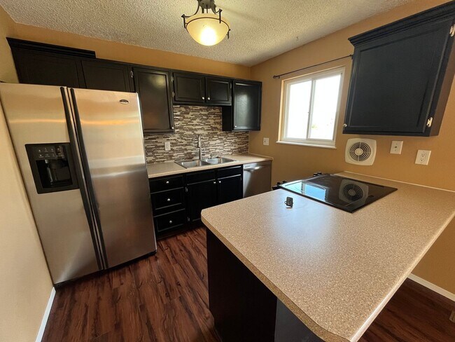 Building Photo - 3 Bed, 2 Bath Split Level with A/C! - Avai...