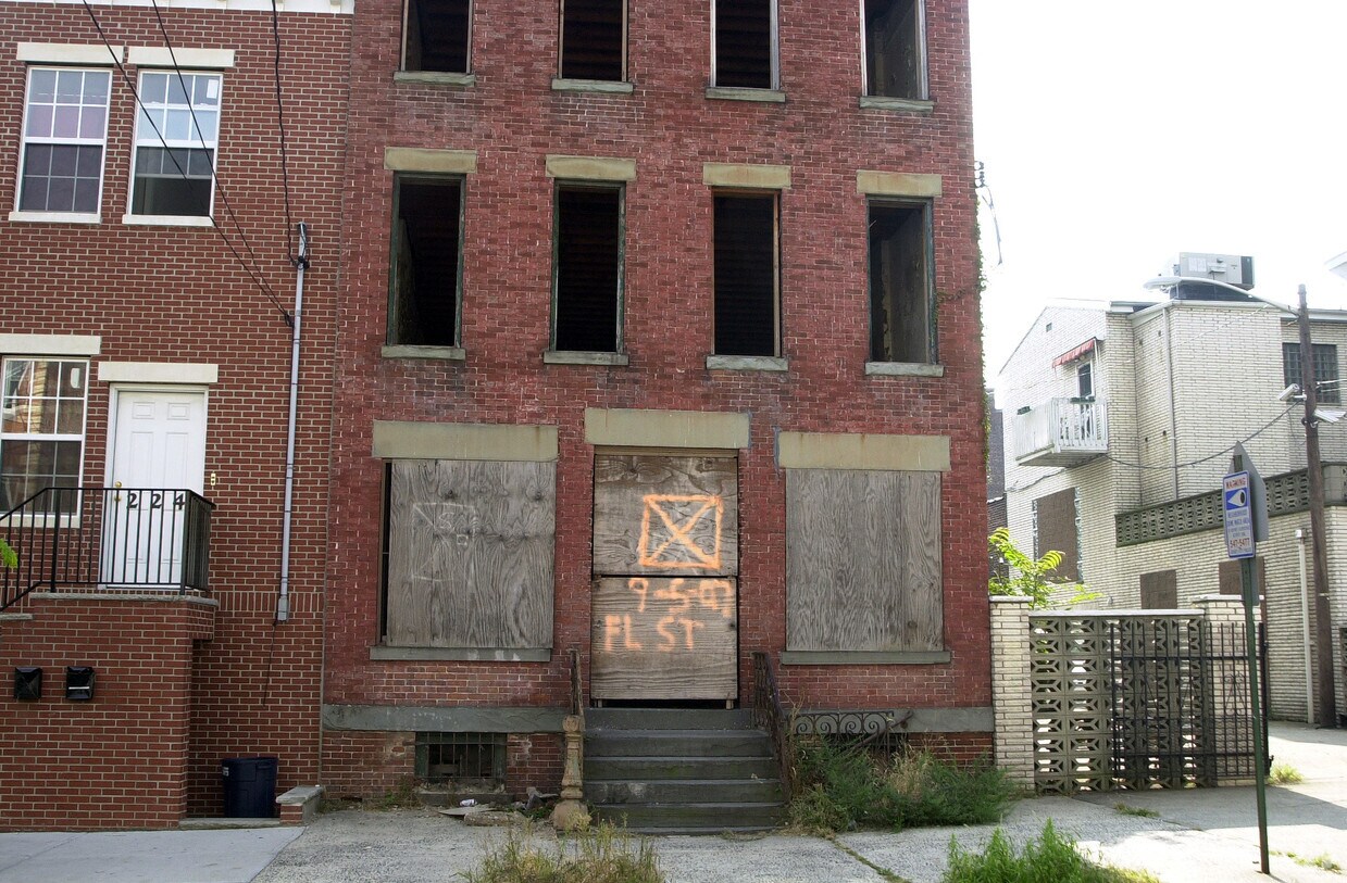 Building Photo - 222 Van Horne St