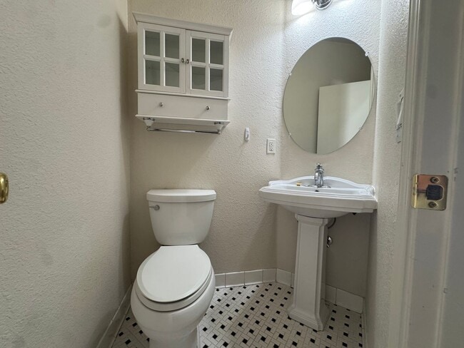 Building Photo - San Antonio Condos Gem!