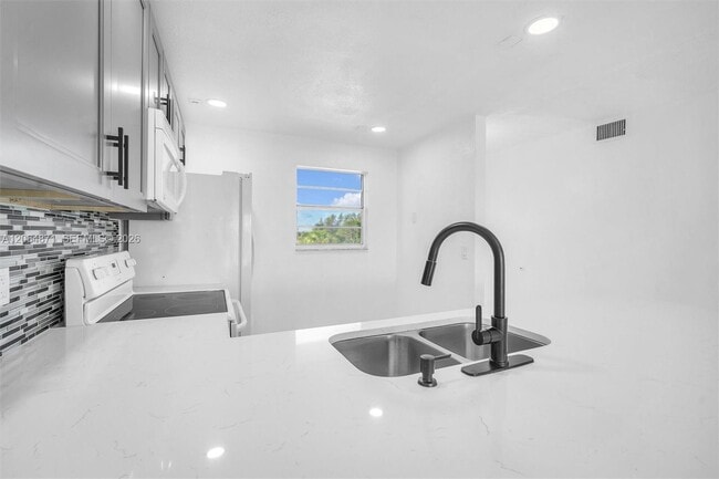 Building Photo - 2601 NE 3rd Ct