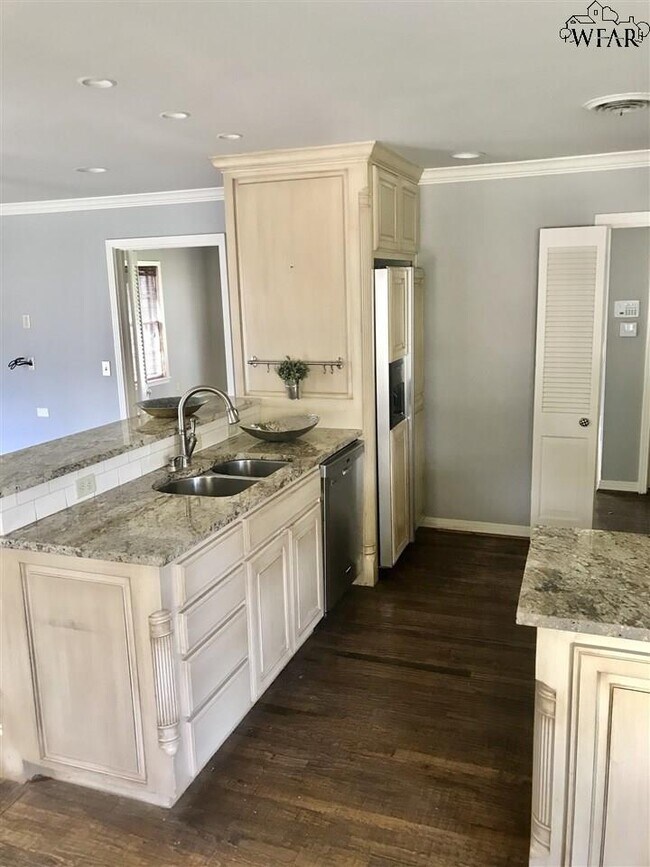 Building Photo - 2409 Farington Rd