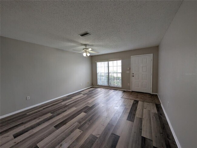 Foto del edificio - 414 Kensington Lake Cir