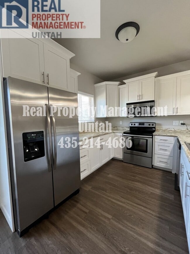Building Photo - 420 E Red Fox Ln