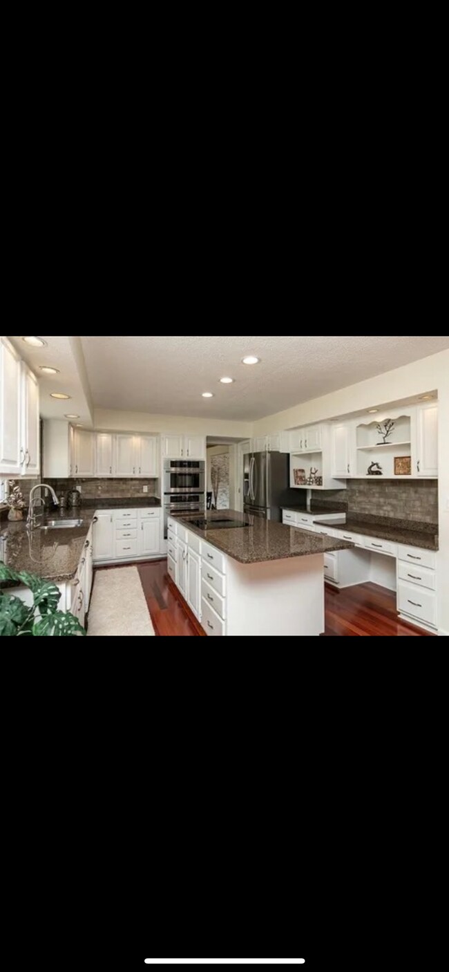 Building Photo - 808 Valley W Dr