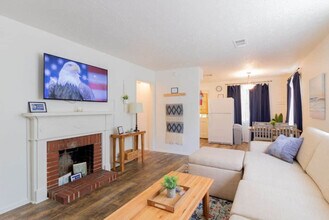 Building Photo - 3912 Crestview Dr