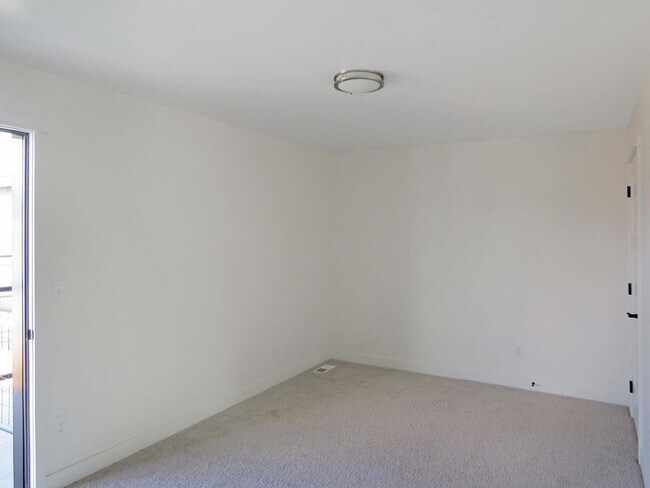 Foto del edificio - Beautiful 2 bed/ 2 bath with bonus room co...