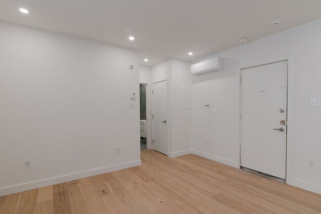 Photo du bâtiment - 4880 Queen Mary Road