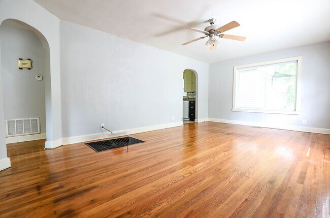Building Photo - Very CHARMING 2 bed 1 bath HOME DOWNTOWN S...