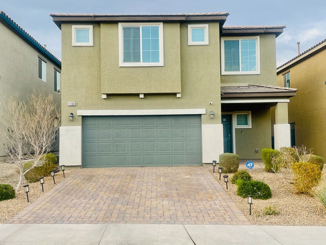 Primary Photo - Newer 5 Bd, 3 Bth, Bonus Room, Open Floor ...
