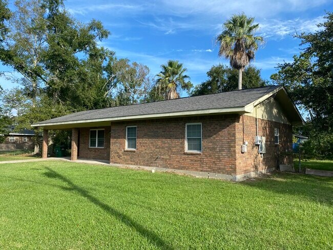 Building Photo - Beautiful 3/1.5 House in Waveland, MS