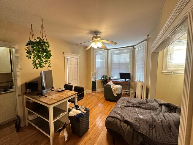 Building Photo - 65 Burbank St