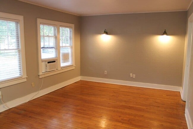 Building Photo - 927 S Flood Ave