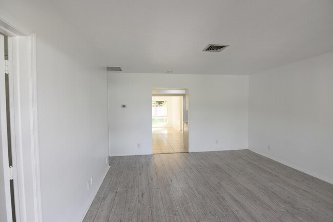 Foto del edificio - 2260 NE 5th Ave