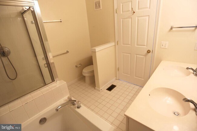 Foto del edificio - 7046 Falls Reach Dr