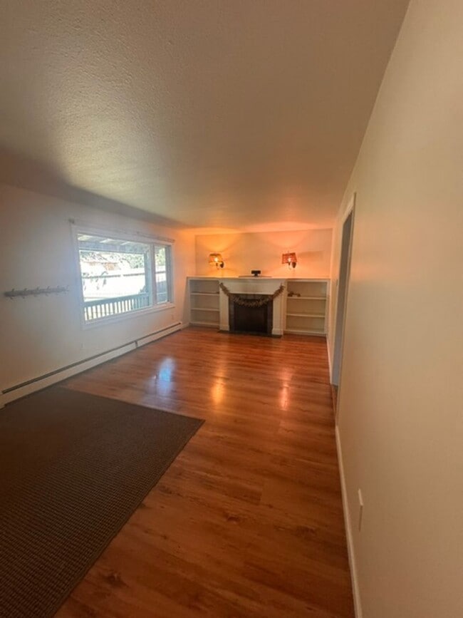 Building Photo - 3 Bedroom house in Rogers Park!