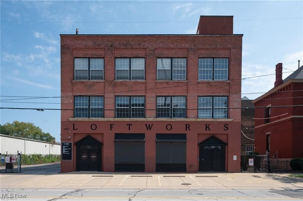 Primary Photo - 1667 E 40th St