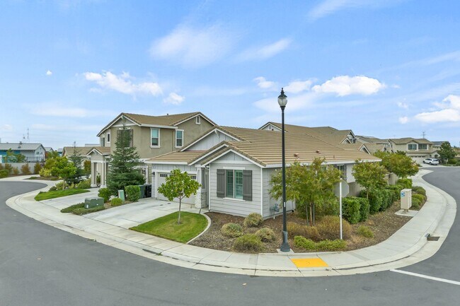 Foto del edificio - Newer Home on Large Corner Lot with Lots of Natural Light!