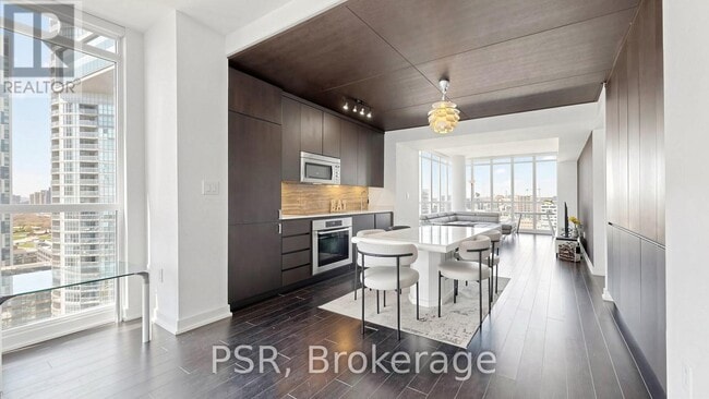 Building Photo - 10 Capreol Ct