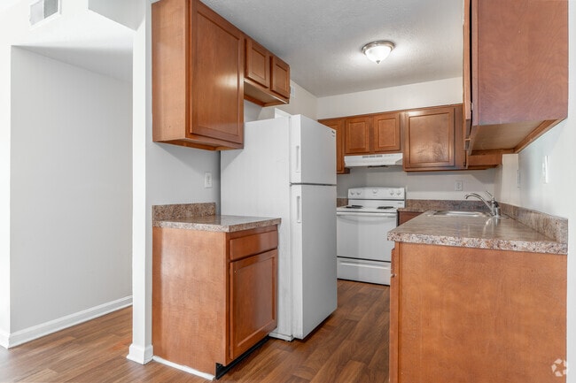 2 habitaciones, 1 baño - 900 pies cuadrados - Cocina - Auburndale Apartments