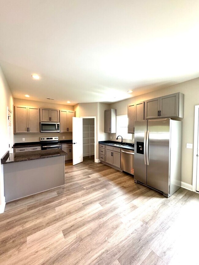 Foto del edificio - Like New 3 Bed, 2.5 Bath Townhouse
