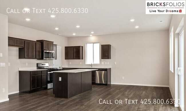 Building Photo - The Hawthorne Awaits You in Stetson Heights!