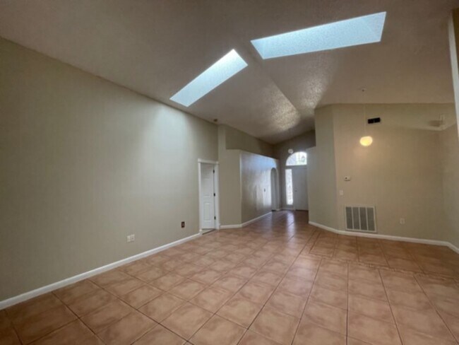 Foto del edificio - 4 Bedroom with Family Room, Split Bed Plan, &amp; Lawn Care Included!
