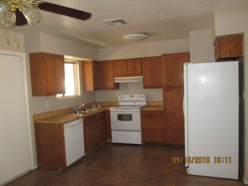 Building Photo - 1162 S Ironwood Dr