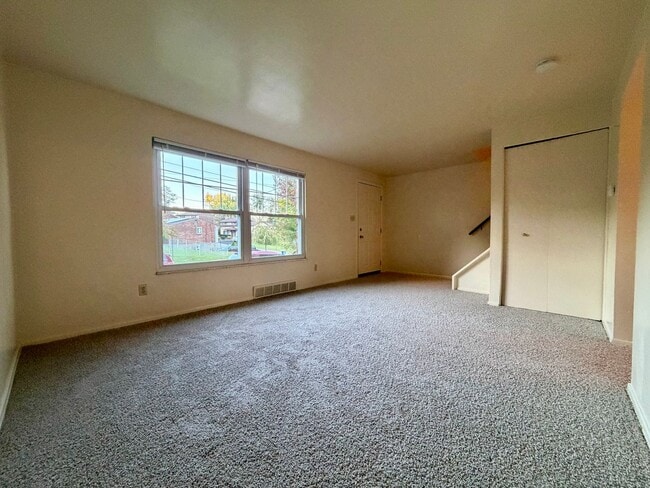Building Photo - Must-See Two Bedroom Townhouse in Plum! Up...