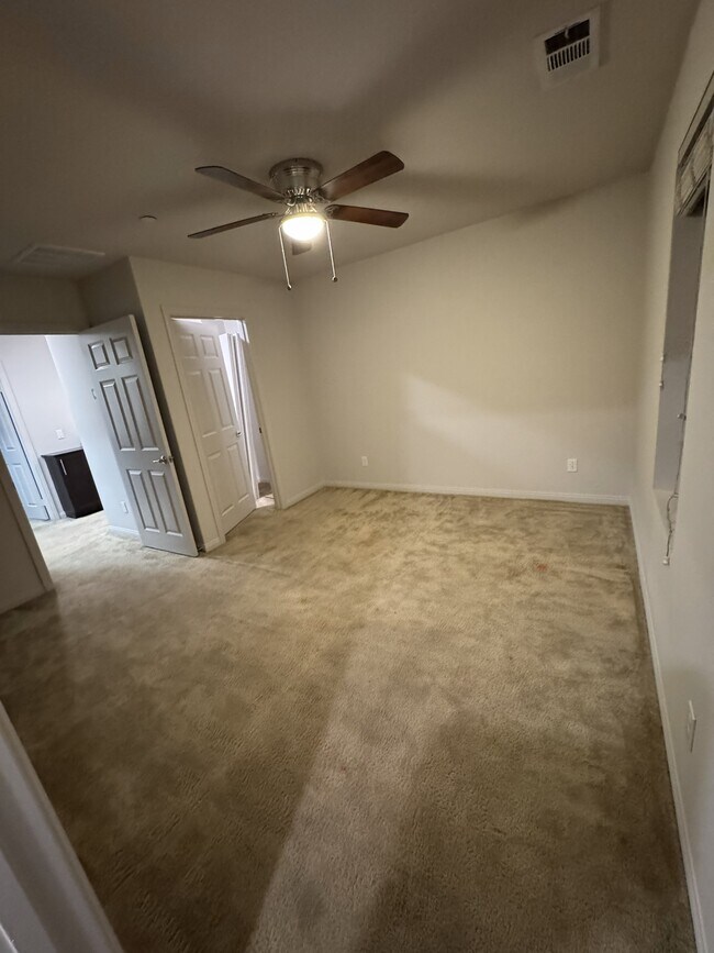 Dormitorio 1 - 14121 W Oak Ln