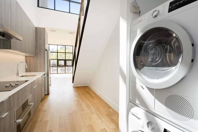 Building Photo - 345 E 76th St