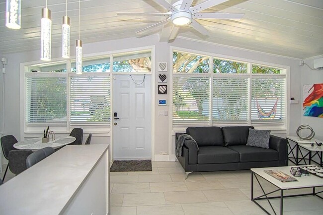 Building Photo - 462 Hastings St