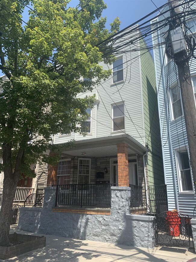 Building Photo - 210 Maple St