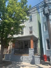 Building Photo - 210 Maple St