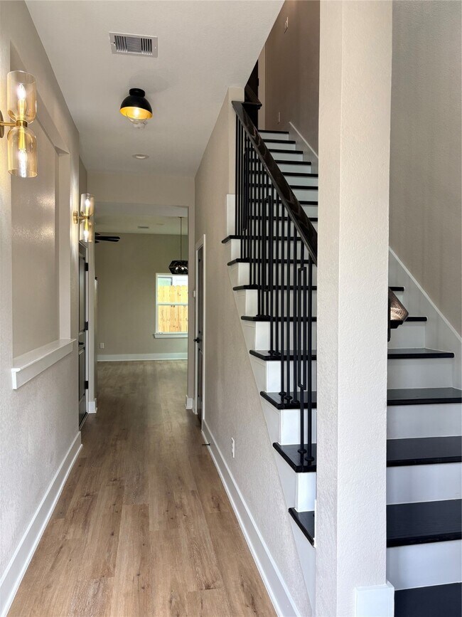 Foto del edificio - 2105 Esther Dr