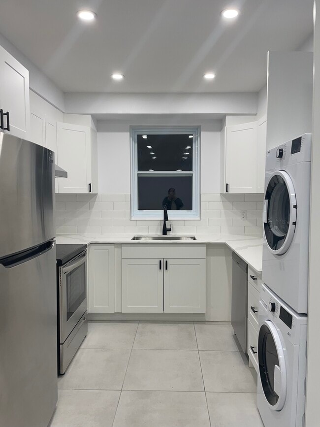 Building Photo - 5830 Ch De La Côte-Saint-Luc