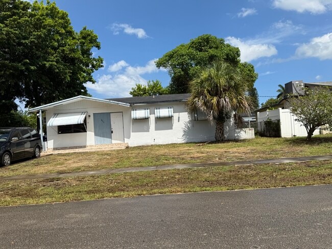 Building Photo - 611 N 65th Way