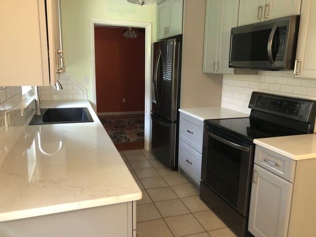 Foto del edificio - 3 Bedroom/1.5 Bath Brick Ranch Home  Kings...