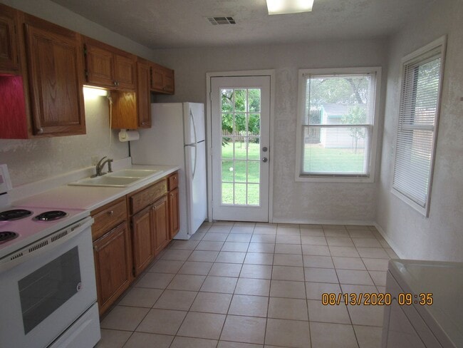 Building Photo - New Paint ! Located walking distance to Ca...